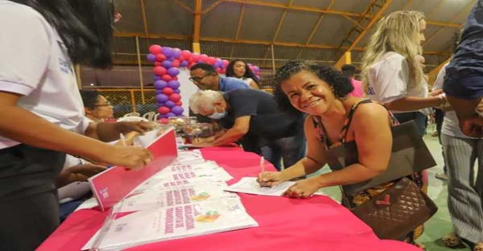 Mais de 80 famílias recebem escrituras de imóveis em programa de regularização fundiária