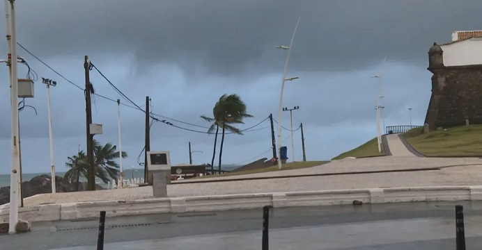 Salvador registra temperatura mais baixa do ano; frente fria causa ventos de mais de 50 km/h e ondas de até 2,5 metros de altura