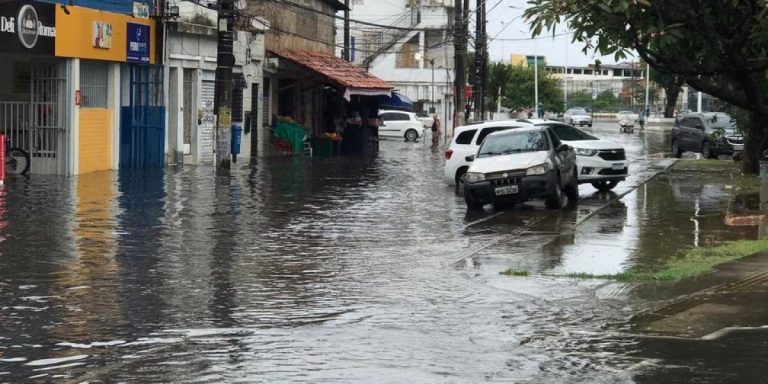 Frente fria: Salvador amanhece debaixo de chuva nesta terça-feira (25)