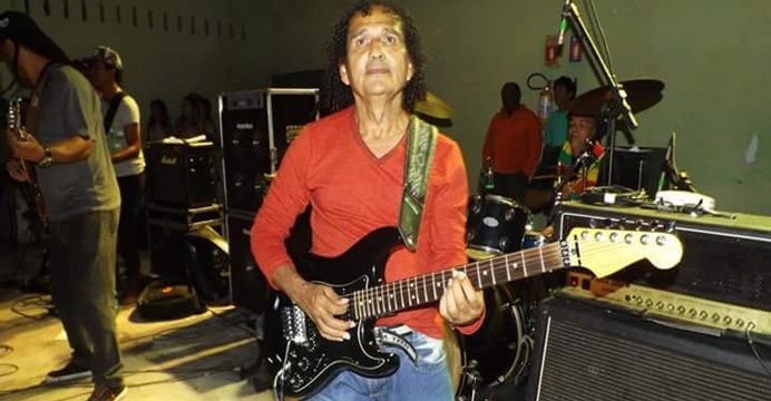 Morre Tony Oliveira, guitarrista que teve parada cardíaca durante show de Edson Gomes