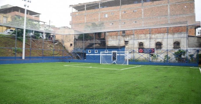 Prefeitura inaugura campo com grama sintética no Beco do Cirilo