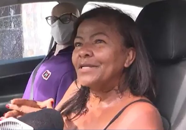 Mulher dirige com bonecos dentro de carro para se sentir segura contra assaltos