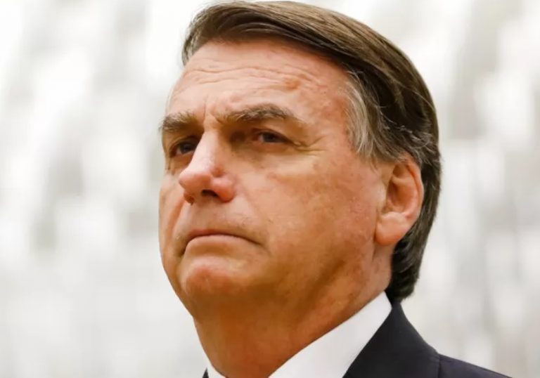 Silêncio de Bolsonaro gera alerta internacional