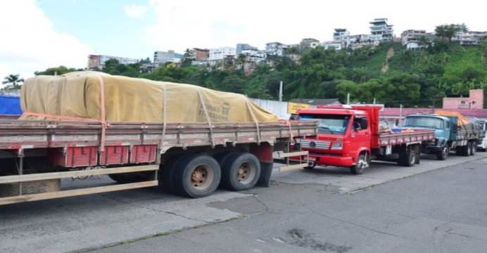 Caminhões e outros veículos pesados são proibidos de embarcar no Ferry-Boat