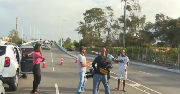 Equipe da Record é agredida durante reportagem em Salvador; repórter leva soco