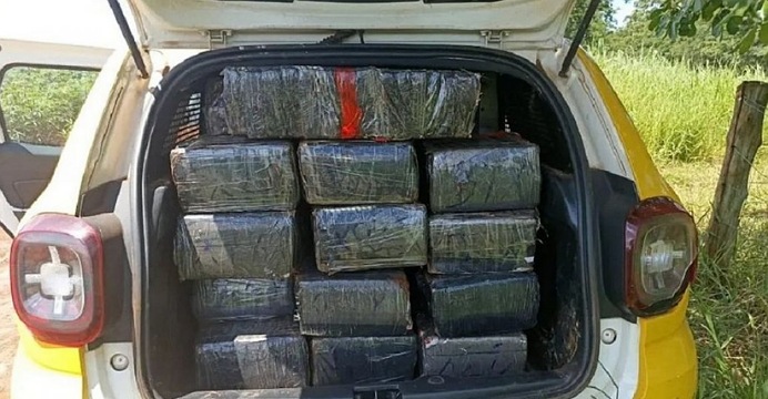 Mulher que transportava 700 kg de maconha é assaltada, chama a polícia e presa