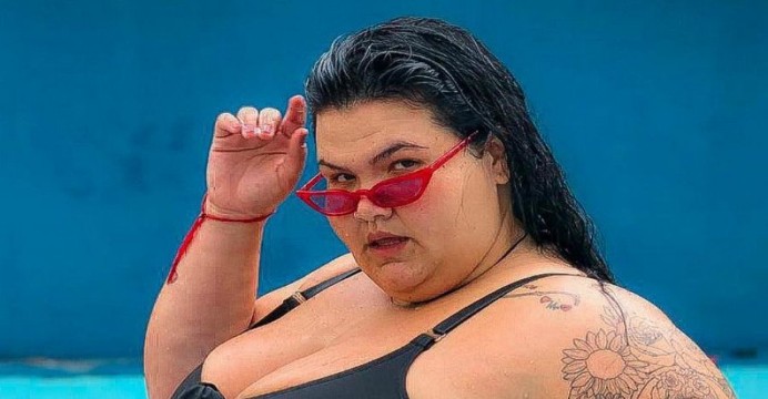 Thaís Carla posta foto posando de “Globeleza” e é vítima de gordofobia; confira