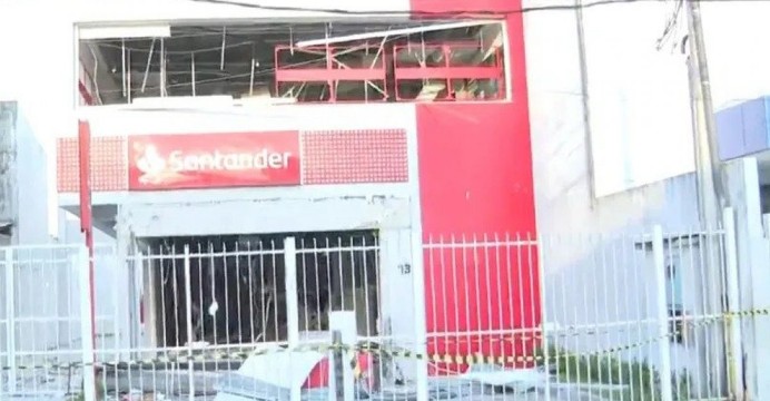 Homens armados explodem agência bancária e assustam moradores em Periperi