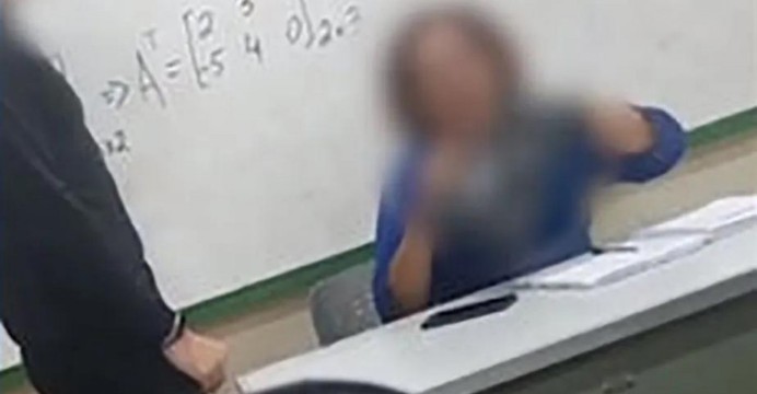 Aluno que deu esponja de aço à professora negra nega racismo: “Brincadeira'”