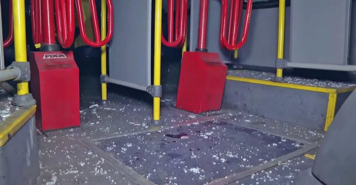 Ônibus é atingido por tiros e três pessoas ficam feridas