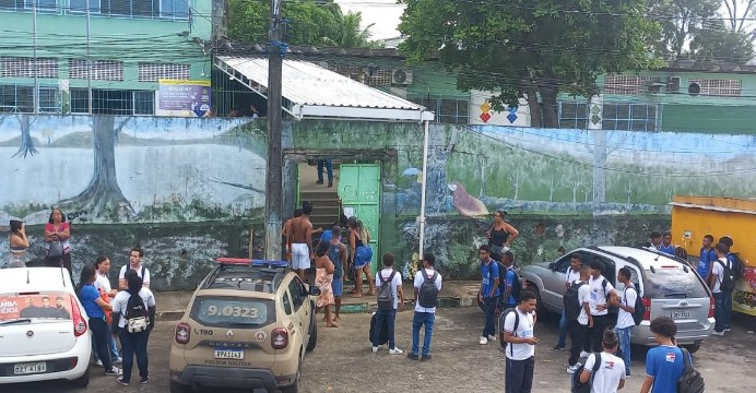 Jovem com faca invade escola e tenta atacar alunos em Boca da Mata