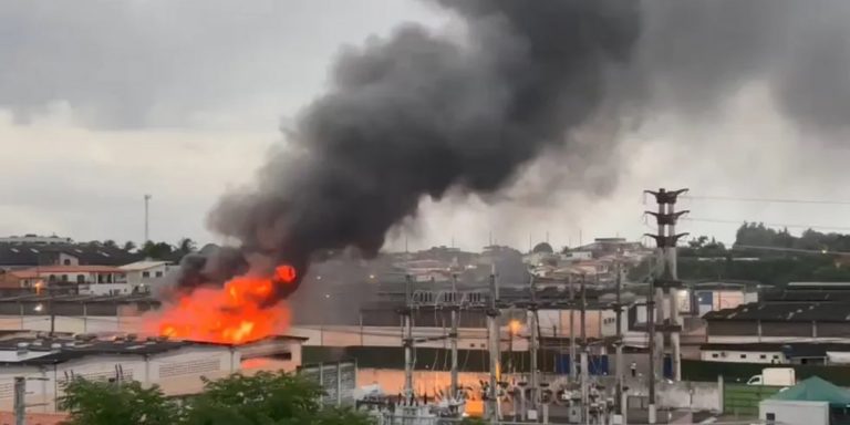 Incêndio de grande proporção atinge dois golpões em Lauro de Freitas