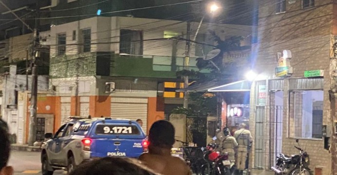 VÍDEO: Adolescente faz refém em lanchonete do Bonfim durante fuga da polícia após assalto; arma era falsa