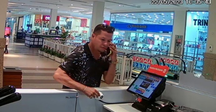 VÍDEO: Atendente de lanchonete se distrai e homem furta celular na “cara dura” em shopping de Salvador