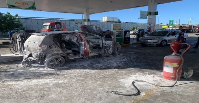 Vídeo mostra momento em que carro explode em posto de gasolina na Grande Natal; veja