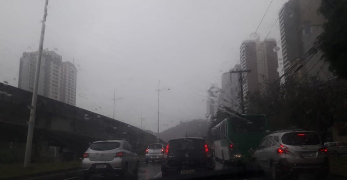 Chuva deixa trânsito lento nas principais vias de Salvador