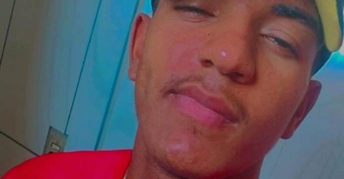 Jovem morre eletrocutado ao passar por buraco de cerca de quadra na Bahia