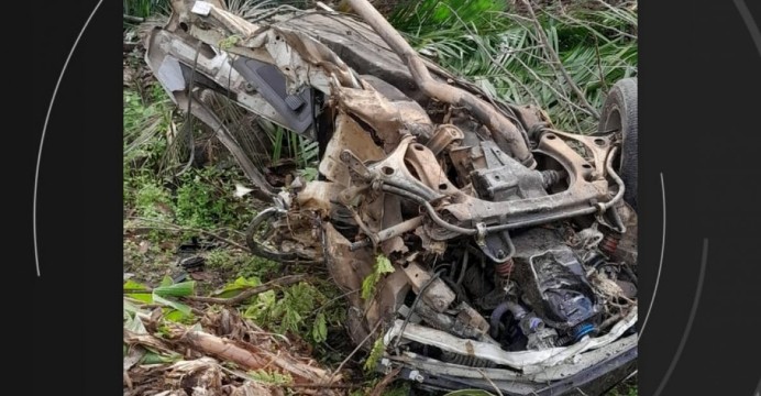 Homem morre e outro fica ferido após carro bater em árvore na Bahia