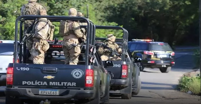 Moradores Remove Corpos Encontrados em Matagal de Valéria, Salvador