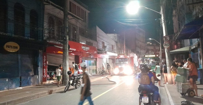 Loja de sapatos pega fogo na Barroquinha, em Salvador