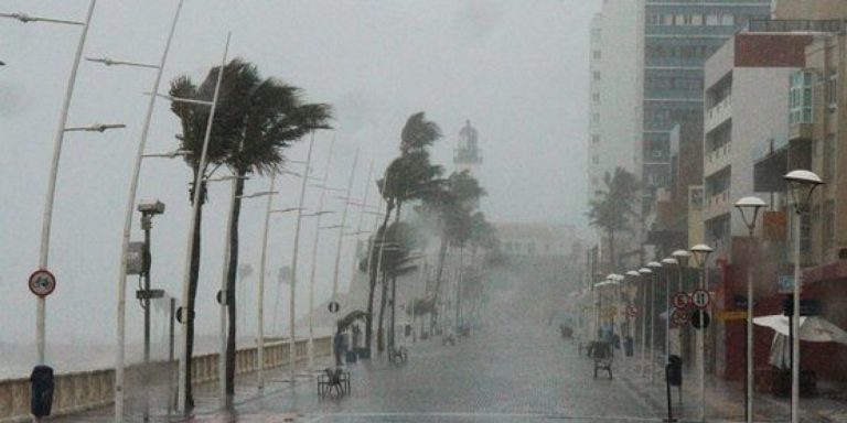 Tempestade em Salvador causa alagamentos e quedas de energia