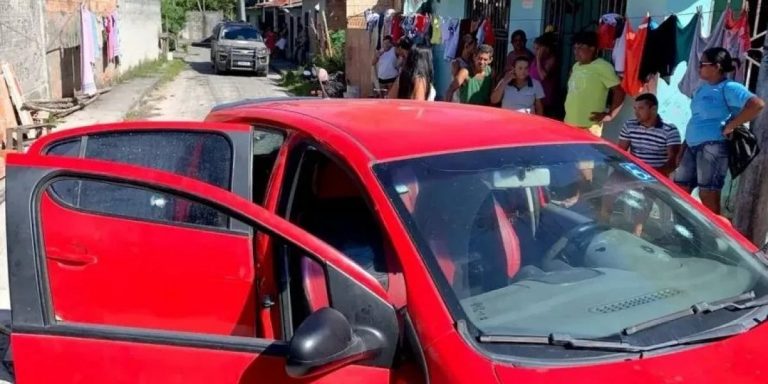 Gêmeos suspeitos de tráfico de drogas são mortos dentro de carro na Bahia