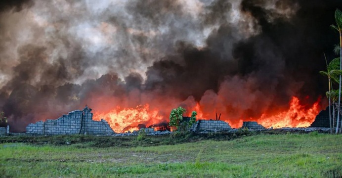 Bombeiros controlam incêndio que destruiu galpão em Camaçari