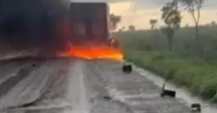 Homem morre carbonizado após carro bater de frente com carreta na BR-242