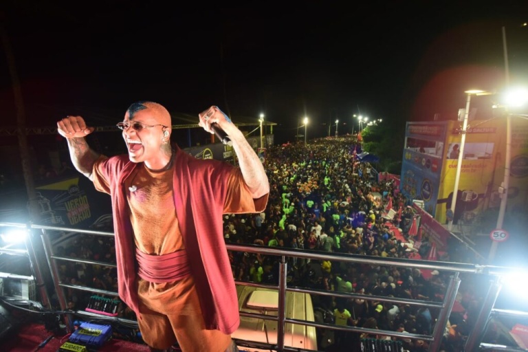 Pipoco leva Léo Santana sem cordas para os foliões no quarto dia de pré-Carnaval de Salvador