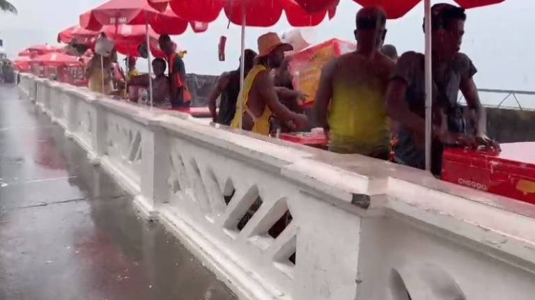 Vídeo: Liberada após vistoria, ambulantes ocupam passarela na Barra