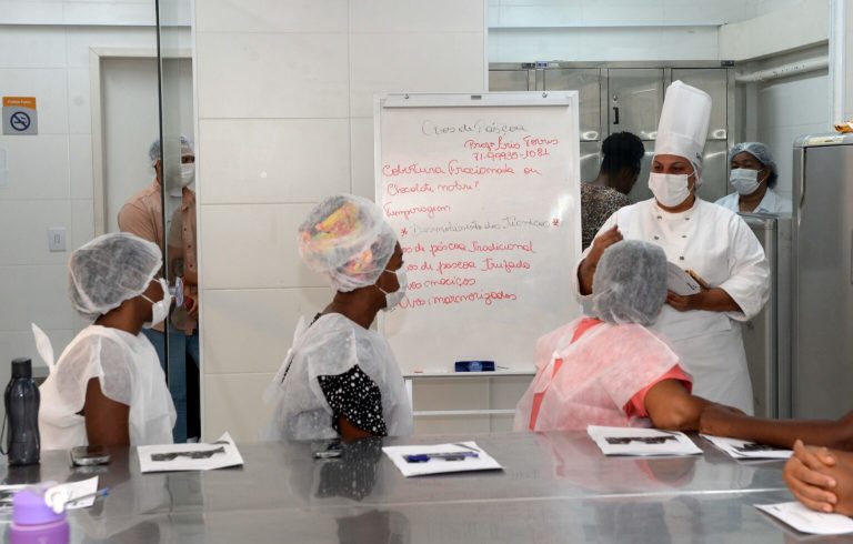 Com apoio da Prefeitura, oficina gratuita de ovos de Páscoa possibilita renda extra para alunos