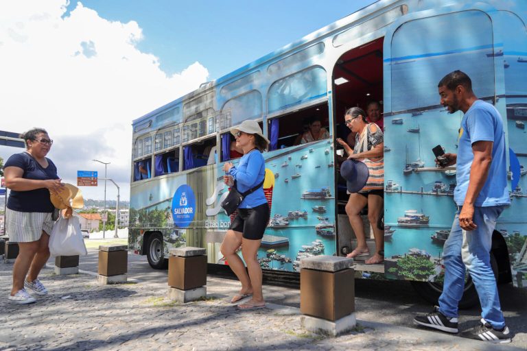 Bondinho encanta baianos e turistas com tour em pontos famosos de Salvador