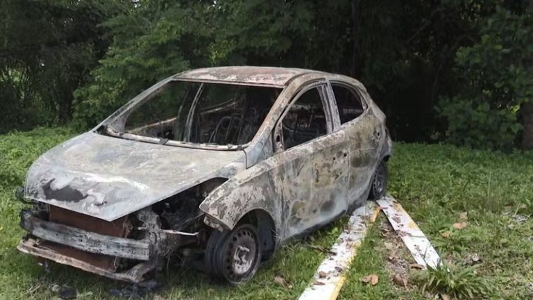 Corpo parcialmente carbonizado é encontrado em porta-malas de carro queimado na Bahia