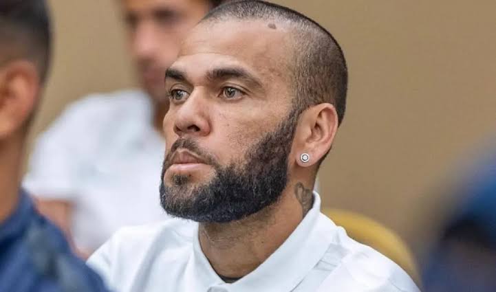 Daniel Alves: Justiça da Espanha dá liberdade provisória a ex-jogador sob fiança de 1 milhão de euros