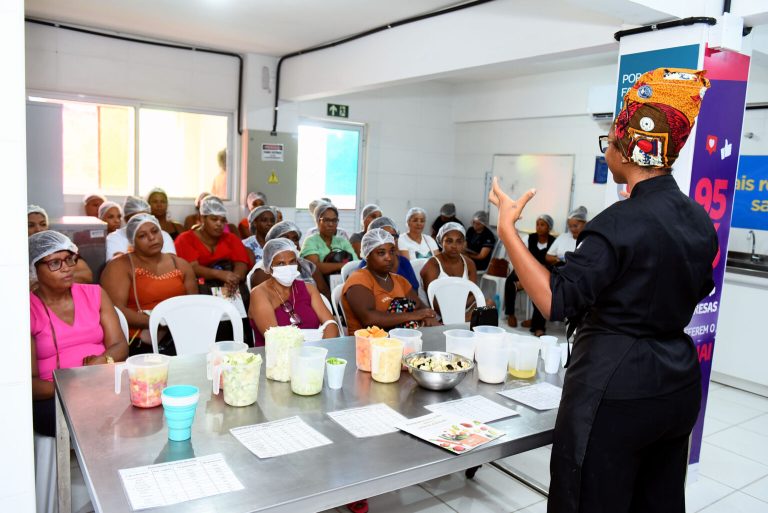 Prefeitura promove capacitação de merendeiras para diversificar cardápio de vegetais nas escolas