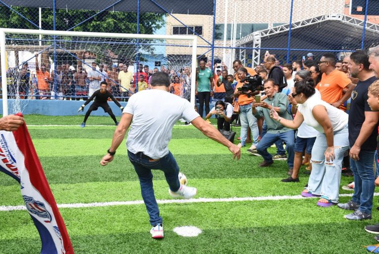 Prefeitura entrega novo Campo do Areal com grama sintética e estimula prática esportiva na Ribeira