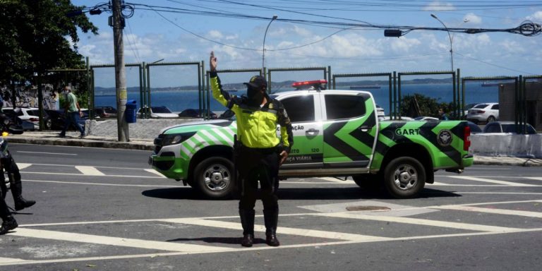 Carro atinge bloco e invade calçada no bairro do Rio Vermelho em Salvador