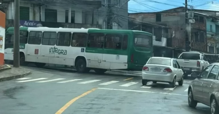 Comunidade de Vila Verde amanhece sem ônibus; polícia mantém ocupação