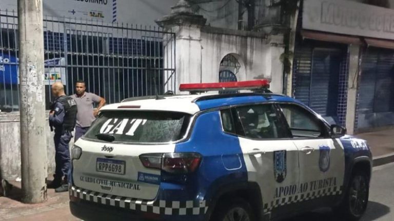 Homem é detido por guardas municipais após invadir posto de saúde de Salvador