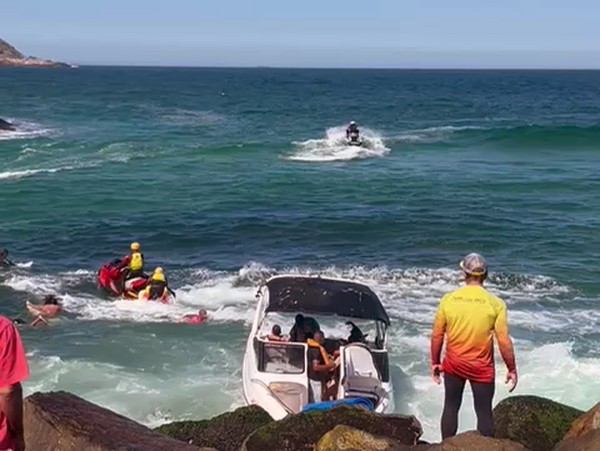 Lancha bate nas pedras do Quebra-Mar da Barra da Tijuca; VÍDEO