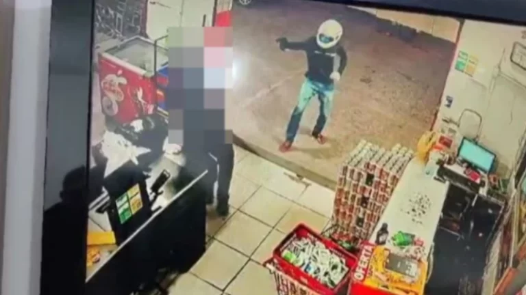 Homem é executado a tiros dentro de supermercado em Feira de Santana