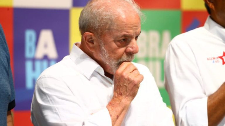 Lula toma decisão sobre uso de hino nacional com linguagem neutra em eventos oficiais do governo