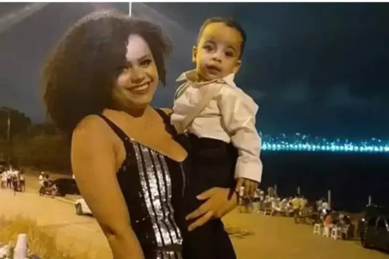 Polícia encontra mãe com cabeça do filho no colo e faca na mão