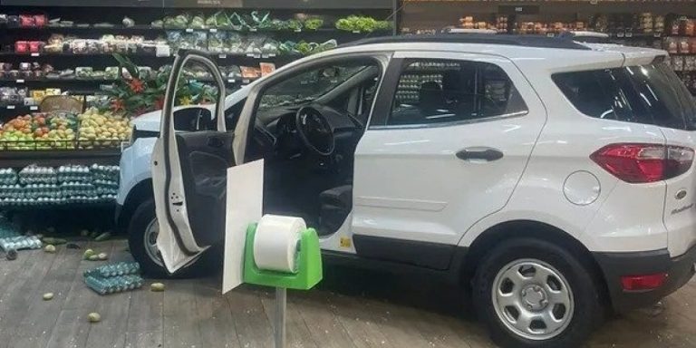 Homem invade supermercado com um carro na Avenida Orlando Gomes