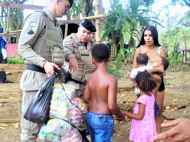 Policiais militares distribuem doces para crianças carentes