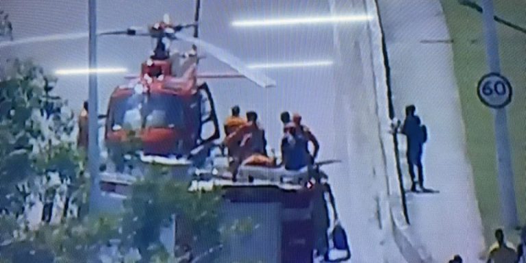 Motorista é resgatado de helicóptero após acidente na Avenida Paralela